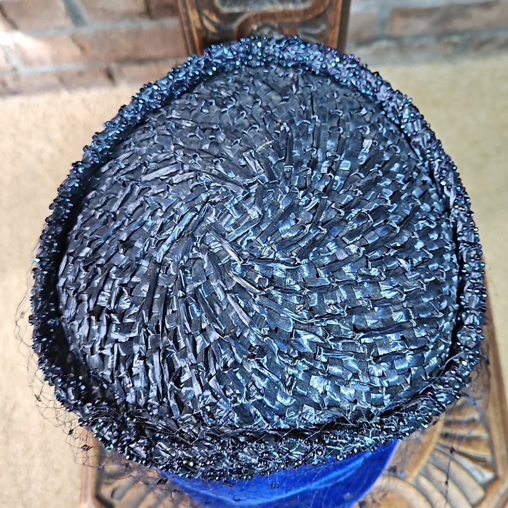 Vintage 1940's or 50's straw, beaded and veiled ladies hat. - Picture 3 of 8